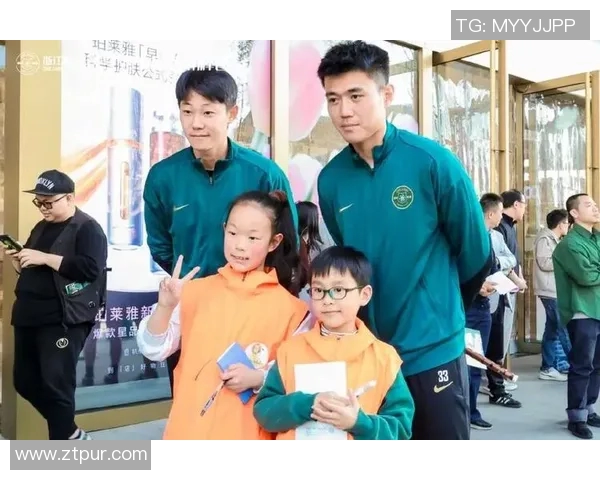 足球球星交换袜子瞬间引发热议 亲密互动展现场下友谊与尊重