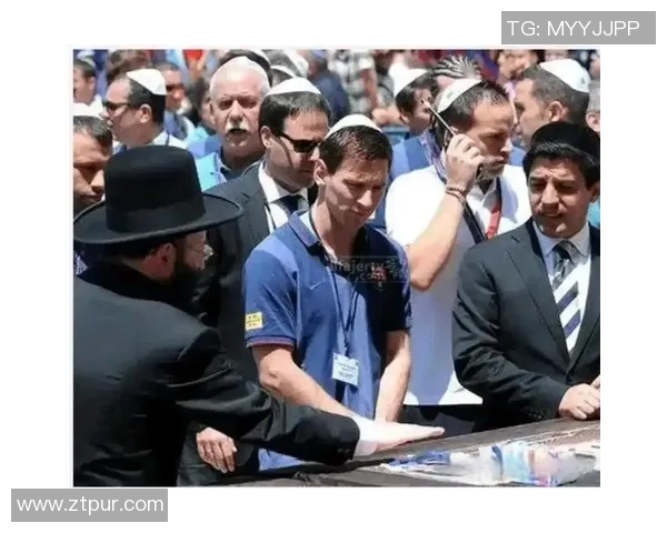 足球球星赛前祈祷瞬间揭示信仰力量与竞技精神的完美结合 足球球星赛前祈祷瞬间揭示信仰力量与竞技精神的完美结合